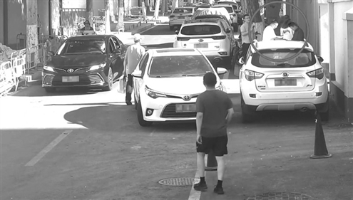 民警将嫌疑人控制起来 监控视频截图